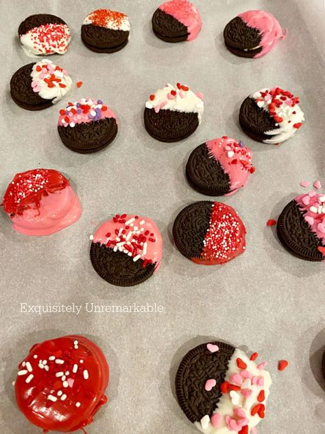 Chocolate Dipped Valentine Oreo Cookies Oreo Dipped Cookies, Oreo Dip, Bakery Cart, Covered Oreo Cookies, Chocolate Videos, Chocolate Dipped Oreo, Oreo Cookies Dipped, Chocolate Dipped Cookies, Chocolate Dipped Oreos