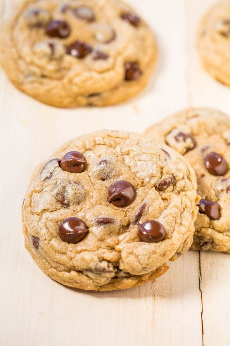 Mrs. Fields Chocolate Chip Cookies {Copycat} - Learn all the SECRETS to making the famous Mrs. Fields cookies at home!! The recipe is easy, spot-on, and they taste just like the real thing!! Mrs Fields Chocolate Chip Cookies, Mrs Fields, Perfect Chocolate Chip Cookies, Chocolate Chip Cookie Recipe, Chip Cookie Recipe, Best Chocolate Chip Cookie, Chocolate Chip Cookie, Best Chocolate, Cookies Recipes Chocolate Chip