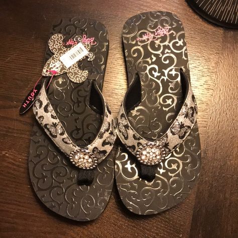 Black Flip Flops With A Black And Silver Print. Rhinestone Emblem. Non Plastic Toe Divider. Youth. Nwt. Size Says 3/4 2000s Flip Flops, Trashy Y2k Shoes, Mcbling Shoes, Rokku Gyaru Fashion, Y2k Flip Flops, Y2k Slippers, Emo Shoes, 2000s Shoes, Y2k Sandals