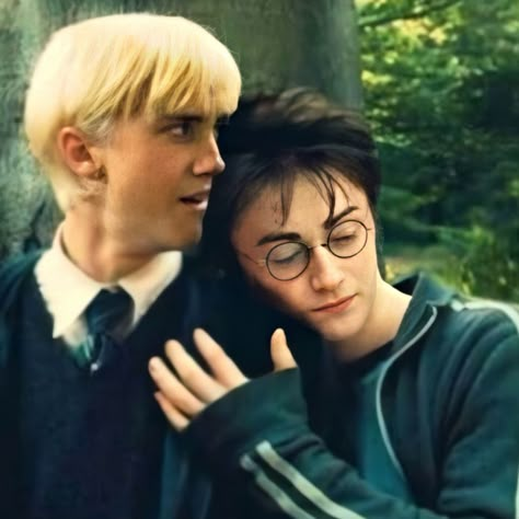 Harry Potter ron draco Harry Potter And Y/n, Drarry Aesthetic, Drarry Ship, Harry Potter Kiss, Draco Malfoy Funny, Harry Potter Couples, Draco Malfoy Fanart, Drarry Fanart, Harry Potter Background