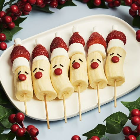 Cute Christmas Fruit Ideas, Kids Christmas Fruit, Santa Bananas, Christmas Kids Food Ideas, Creative Christmas Baking, Santa Food Ideas, Christmas Fruit Trays, Christmas Fruit Ideas, Holiday Snacks For Kids