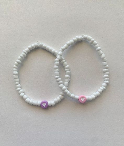 Design For Bracelet, Beaded Bracelets Heart, Designs For Bracelets, Diy Bead Bracelets, Heart Beaded Bracelets, Body Jewelry Diy, Simple Beaded Bracelets, Small Bead Bracelet, Pastel Heart