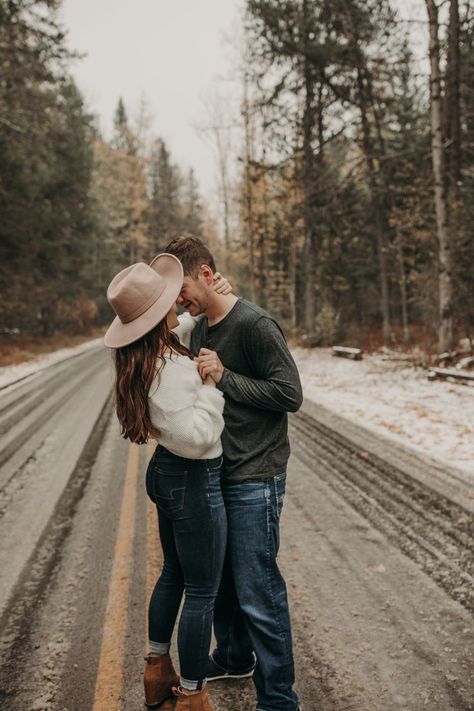 Winter Outfits For Photoshoot, Casual Couple Outfits, Winter Couple Pictures, Winter Engagement Photos Outfits, Couple Photography Winter, Snow Engagement Photos, Glacier Montana, Snow Engagement, Hat Snow