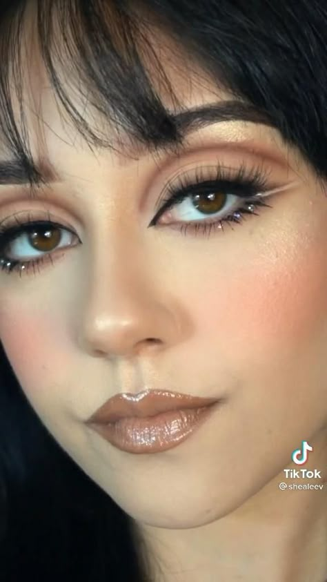 70s eye makeup [Video] in 2022 | 70s makeup, Makeup eyeliner, Disco makeup 70s Eye Makeup, Eye Makeup Video, 70s Hair And Makeup, Carnaval Make-up, Disco Makeup, Vintage Makeup Looks, 60s Makeup, 70s Makeup, Retro Makeup