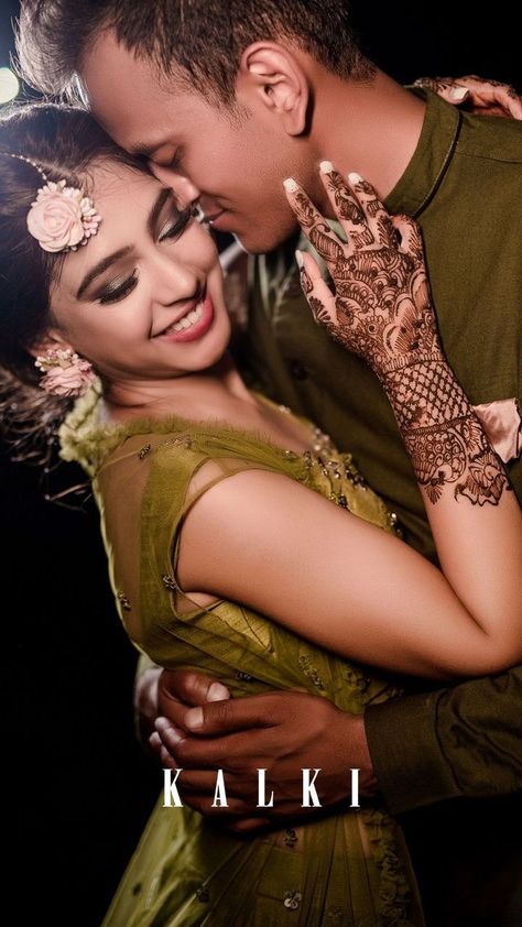 Mehendi Photography Bridal, Kaisi Yeh Yaariyan, Mehendi Photoshoot, Mehendi Look, Mehendi Photography, Indian Bride Photography Poses, Groom Photoshoot, Traditional Indian Clothing, Poses Wedding