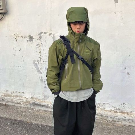 Gorpcore Lifestyle, Outfit Inspo Asian, Arcteryx Outfit, Small Bag Outfit, Streetwear Pose, Berghaus Jacket, Gorpcore Outfit, Graphic Design Portfolio Book, Arcteryx Jacket