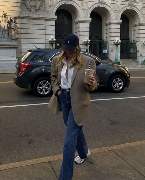 Khaki Blazer Outfit, Oversize Blazer Outfit, Minimal Girl, Casual Travel Outfit, Jean Beige, Khaki Blazer, Office Uniform, Belle Silhouette, Beige Blazer