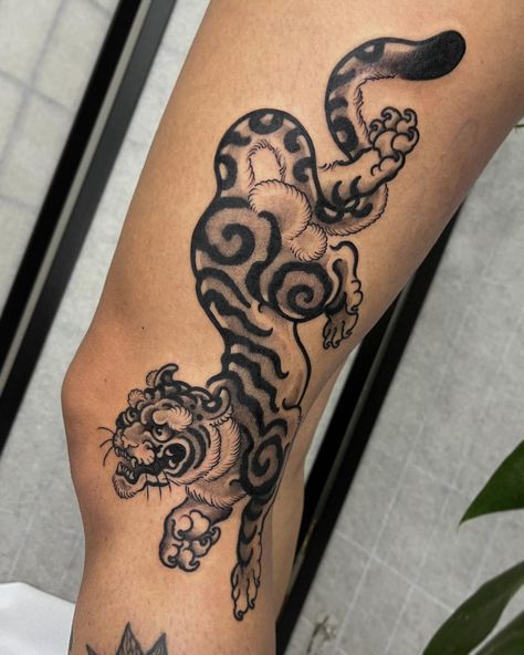 Trad Tattoo Black, Polynesian Tattoo Meanings, Traditional Tiger Tattoo, Aztec Tattoos Sleeve, Trippy Tattoo, Japanese Tiger Tattoo, Traditional Japanese Tattoo Designs, Big Cat Tattoo, American Traditional Tattoo Ideas