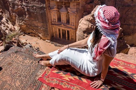 How to Find the Best View of the Treasury Jordan Country, Jordan Royal Family, City Of Petra, Jordan Amman, Saving Money Tips, Jordan Travel, Romantic Photoshoot, Amman Jordan, Holidays Around The World