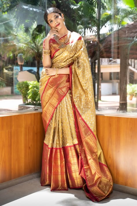 Golden Yellow Bridal Saree, Gold And Red Bridal Saree South Indian, Yellow Saree Bride, Yellow Kanjivaram Saree Silk, Golden Kanjeevaram Saree, Haldi Outfits For Bride, Kanchipuram Silk Saree Wedding, South Indian Wedding Saree, South Indian Bride Saree