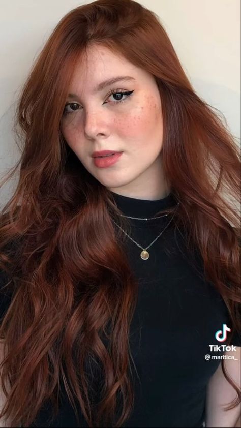 Dark Red Hair With Brown Eyes, Ginger Hair Olive Skin, Cobrizo Hair, Red Hair For Brunettes, Deep Ginger Hair, Ginger Brunette Hair, Red Hair Olive Skin, Pelo Color Cobre, Cinnamon Red Hair