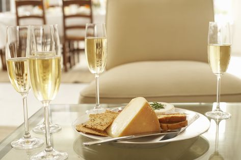 Pairing the best cheese with champagne is one of life's pleasures. These five kinds of cheese pair especially well with sparkling wines. Purine Diet, Bland Diet, How To Cook Pancakes, Cheese Pairings, Ice Wine, Kinds Of Cheese, Wine And Cheese, Best Cheese, Wine Cheese