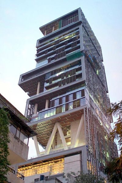 Mukesh Ambani house Antilia is a private home in the South Mumbai locale of Mumbai, India. Mukesh Ambani House, Billion Dollar Homes, Ambani House, Architecture Study, Billionaire Homes, Architecture Cool, Chateau Versailles, Unique Buildings, Expensive Houses