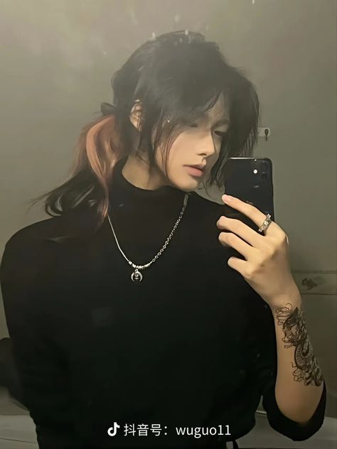 Masculine Women Art, Long Hair Masculine Girl, Masculine Hairstyles For Women Long Hair, Asian Mullet Hairstyle Women, Masculine Long Hair, Haircuts Without Bangs, Hair Masculine, Feminine Men Aesthetic, Long Hair And Glasses