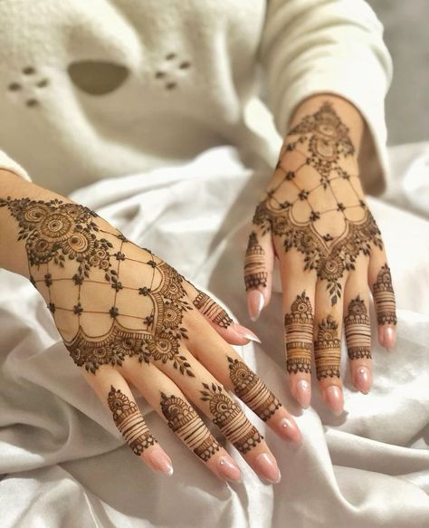 Nails On Mehendi Hands, Minimalist Bridal Mehndi, Delicate Bridal Mehndi Designs, Mehndi Designs Bridesmaid, Mehendi For Bridesmaid, Henna Designs Bride, Simple Engagement Mehndi, Delicate Henna Designs, Bridal Henna Designs Modern