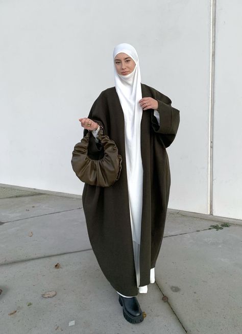 Abaya With Trainers, Winter Abaya Outfits, Oversized Abaya, Minimalist Abaya, Simple Modest Outfits, Minimalist Hijab, How To Style Mary Janes, Everyday Abaya, Abaya Coat