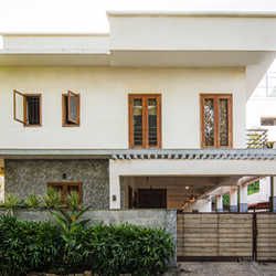 Kerala Architecture, Front Verandah, Wooden Pillars, Kerala House, House On Stilts, Peaceful Living, Kerala Houses, Stone Columns, Bungalow House