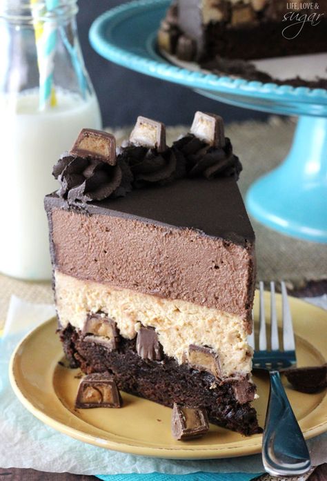 Peanut Butter Chocolate Mousse Cake - A brownie layer on bottom with Reese's, topped with peanut butter and chocolate mousse! Peanut Butter Chocolate Mousse, Mousse Cake Recipe, Peanut Butter Mousse, Peanut Butter Desserts, Chocolate Mousse Cake, A Piece Of Cake, Peanut Butter Chocolate, Peanut Butter Recipes, Sweet Food