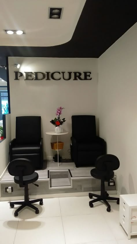 Nail Salon Interior Design Black And Gold, Pedicure Room Ideas Salons, Black And White Nail Salon Decor, Black Nail Tech Room, Black Nail Room Ideas, Black And White Nail Room, Pedicure Interior Design, Nail Parlour Interior Design, Pedicure Room Ideas