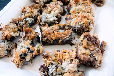 Almost-Candy Easy Bar Cookies Easy Bar Cookies, Easy Bar Cookie Recipes, Butterscotch Cookies Recipes, Magic Cookie Bar Recipe, Candy Bar Recipe, Easy Bar, Magic Cookie Bars, Devils Food Cake Mix Recipe, Toffee Nut