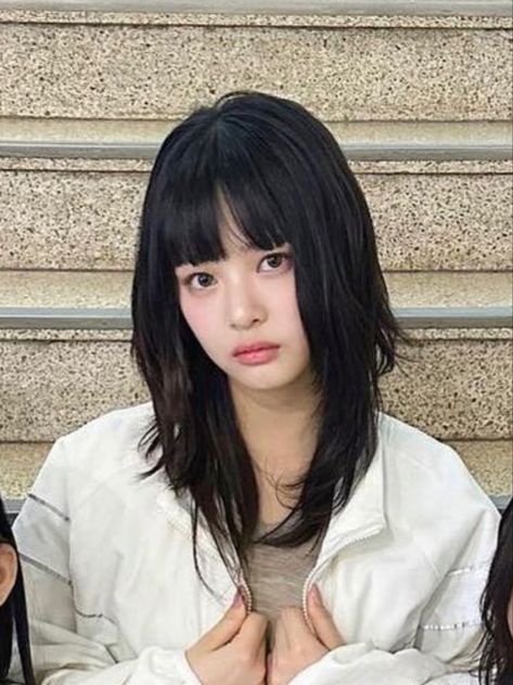 #Kpop #newjeans #idol #hanni #newjeanshanni #cute Hanni Pham Haircut, Hair Motivation, Hanni Pham, Hair Style Korea, Hair Inspiration Long, Hairstyles For Layered Hair, Wolf Cut, Hair Stylies, Haircuts Straight Hair