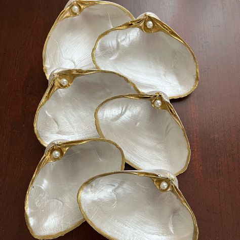 Set Of 6 Pearl Painted Shells With Gold Embossing And Pearl Accent. Hand Selected From Rocky Shores Of Kennebunk, Maine. Each Shell Sanitized And Pearl Painted To Give Glossy Pearl Sheen. Underside Trimmed With Gold Paint On Edges And Further Embossed With Metallic Gold Paint. Pearl Added As Extra Detail To Create A Unique And Stunning Design! Each Shell Measure 4-4 1/4” Width To 3” In Height. As With Nature, Each Shells Appearance And Detailing Differs Due To Tumbling Within The Atlantic Ocean. Sea Shell Wedding Decor, Cleaning Sea Shells, Oyster Shells Diy, Oyster Shells Decor, Shell Centerpieces, Kennebunk Maine, Sparkle Paint, Seashell Wedding, Metallic Gold Paint