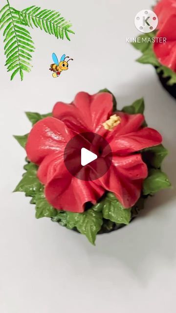 How To Make Buttercream Lilies, Hibiscus Flower Buttercream, Piping Hibiscus Flowers, Hibiscus Cake Ideas, Hibiscus Buttercream Flowers, Hibiscus Flower Cupcakes, Hibiscus Cake Decoration, Hawaiian Flower Cupcakes, Tropical Cupcakes Decoration