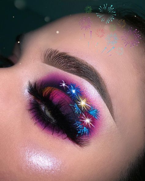 MIRANDA SIPKO on Instagram: “🎆🎇𝐹𝒾𝓇𝑒𝓌𝑜𝓇𝓀🎇🎆 ————- NYE inspired look! I don’t know how I feel about it, but my family liked it so I’m posting it! Thank you all for 16k!…” Firework Eye Makeup, Patriotic Makeup Eye, Firework Makeup, Unique Eyeshadow Looks, 4th Makeup, Patriotic Makeup, Unique Eyeshadow, July Makeup, Holiday Eyeshadow