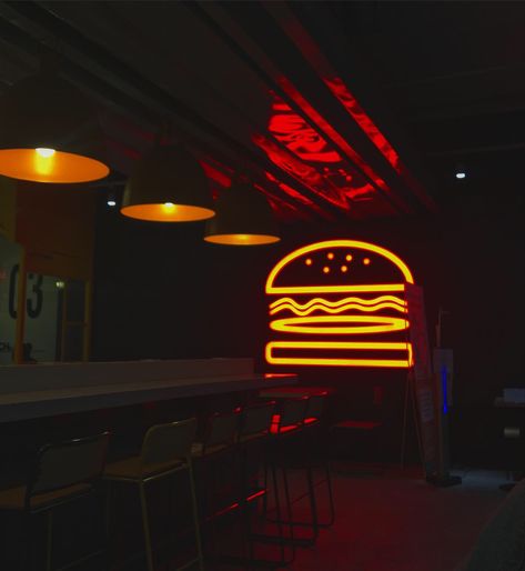 Burger’s light Burger Place Aesthetic, Fastfood Design Interiors, Neon Burger, Burger Packaging, Burger Kitchen, Burger Dogs, Burger Places, Food Park, Bicycle Decor