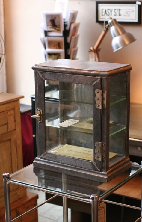 Display Case Wooden Display Case, Diy Display Case, Antique Display Case, Attic Furniture, Diy Entertainment, Bakery Food, Glass Display Case, Craft Booth Displays, Diy Display