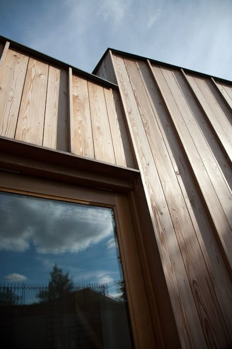 Image 5 of 29 from gallery of Timber Fin House / Neil Dusheiko Architects. Photograph by Neil Dusheiko Architects Larch Cladding, Wood Facade, Wooden Facade, External Cladding, Timber Architecture, House Cladding, Casa Country, Wood Architecture, House Extension Design