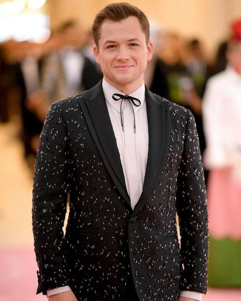 @taron.egerton makes a statement in his @ferragamo suit at the 2019 #MetGala! Click the LINK IN BIO for the best red carpet coverage from… Warner Brothers Cartoons, Jeffrey Dean, Richard Madden, Taron Egerton, Warner Brothers, Just Jared, Click The Link, Singers, Dean