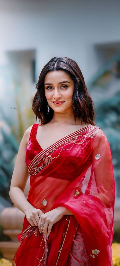 Saree Outfits, Icon Dress, Fashion Designer Dress, Fashion Week Dresses, Bollywood Images, Alia Bhatt Photoshoot, Shraddha Kapoor Cute, Iconic Dresses, Fashion Design Dress