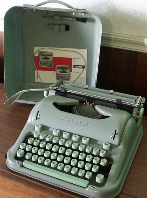 Painted Interior Door, Mesin Tik, Type Writers, Writing Machine, Retro Typewriter, Antique Typewriter, Vintage Writing, Vintage Industrial Decor, Vintage Typewriter