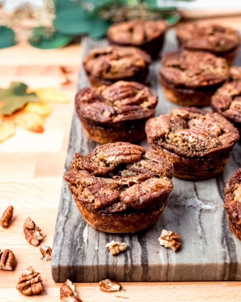 Pecan pie is a fall and holiday dessert must-have. Keto pecan pie bites? Even better. Low-carb mini pecan pie squares that will help you stay on track. Win! Keto Pecan Pie Bites, Pecan Pie Squares, Mini Pecan Pie, Pie Squares, Pecan Balls, Pecan Bites, Pecan Pie Bites, Keto Pecan Pie, Low Sugar Desserts