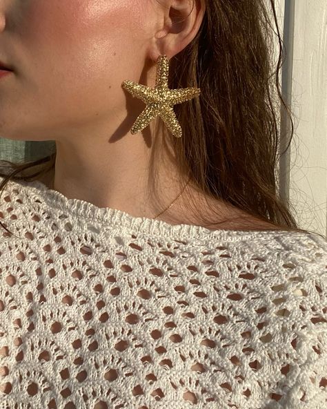 Girl in the sun wearing a white crochet dress and gold starfish earrings Starfish Aesthetic, Earrings Aesthetic Gold, Aesthetic Vacation Outfits, Holidays Aesthetic, Aesthetic Gold Jewelry, Jewellery Aesthetic, White Crochet Dress, Aesthetic Gold, Aesthetic Vacation