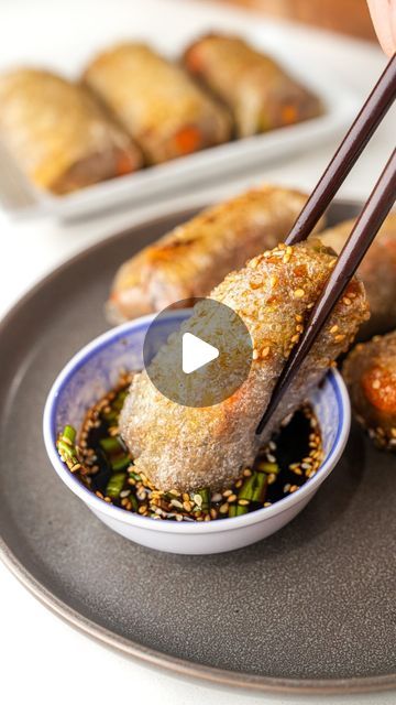 Christian Ou on Instagram: "CRISPY RICE PAPER DUMPLINGS: crispy on the outside and juicy on the inside. I have a ton of rice paper at home and have some meat and veggie leftovers in the fridge, so I decided to make these crispy rice paper dumplings. They are so delicious and so fun to make! Click link in bio for the full recipe and step-to-step instructions.

Ingredients:
Rice Paper
1 lb ground beef
4 clove garlic, minced
1 green onion, chopped
1 cup cabbage, chopped
1/2 cup carrots, chopped
3 tbsp light soy sauce
1 tsp sesame oil
1 tbsp rice vinegar
1 tsp granulated sugar
1/2 tsp white pepper
Dipping sauce (your choice)

Directions: 
1. Prepare the filling: In a large bowl, mix ground beef, garlic, green onion, and cabbage together. Then add soy sauce, sesame oil, rice vinegar, sugar, and Crispy Rice Paper Dumplings, Crispy Rice Paper, Rice Paper Dumplings, Rice Paper Recipes, Rice Paper Wrappers, Asian Rice, Fried Dumplings, Rice Paper Rolls, Crispy Rice