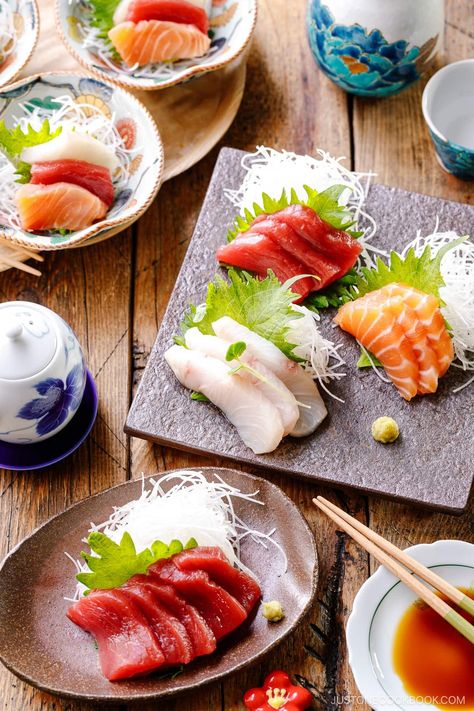 Plating sashimi is an art form that involves arranging thinly sliced, high-quality raw seafood on a plate to create an aesthetically pleasing and delicious dish. Here is a guide to dissecting the various components to recreate it at home! Raw Seafood, Japanese Sashimi, Sashimi Platter, Japanese Cooking, Japan Food, Food Safety, Cookbook Recipes, Restaurant Recipes, Fish And Seafood