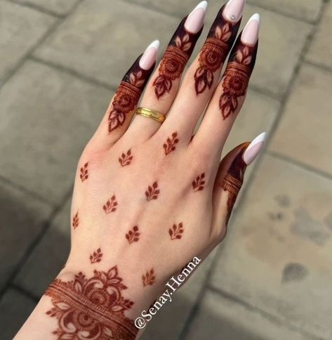 Back Side Finger Mehndi Design, Asthetic Mehendi Design Minimal, Aesthetic Finger Mehndi Designs, Short Mehndi Design Back Hand, Simple Asthetic Henna, Mehendi Designs For Finger, Minimal Lotus Mehendi Designs, Lotus Mehndi Design Minimal, Minimal Back Hand Mehndi Designs