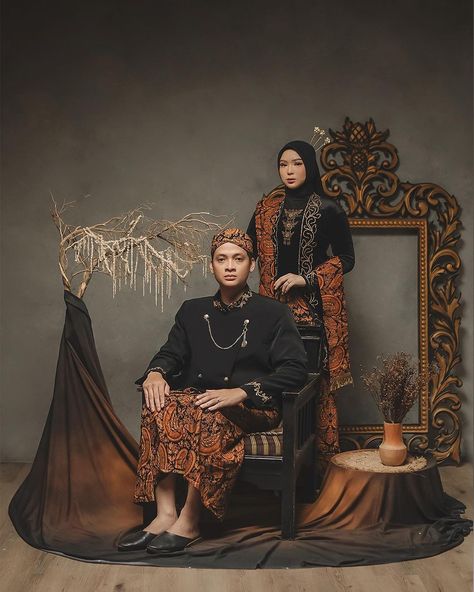 Ide pre-wedding menggunakan baju adat Jawa. Pakaian tradisional Indonesia. Javanese traditional costume. Cr/instagram: yudisomar #culture #budaya #batik #clothes #clothing #asia #attire #outfit #kebaya Foto Adat Jawa, Prewedding Jawa Klasik, Prewed Adat Jawa, Preweding Jawa, Wedding Adat Jawa, Javanese Prewedding, Pelaminan Jawa, Jawa Wedding, Prewed Jawa