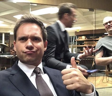 Mike Ross Aesthetic, Mike Ross And Harvey Specter, Mike Ross Suits, Suits Cast, Mike Suits, Suits Serie, Cast Behind The Scenes, Patrick Adams, Mike Ross