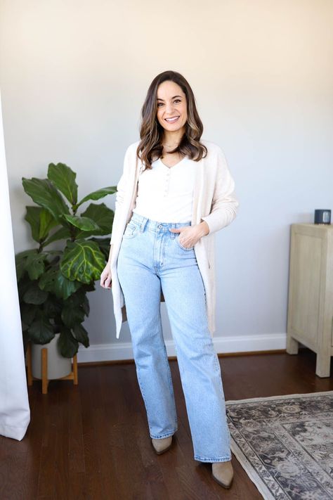 Petite-friendly ways to wear wide leg jeans | wide leg jeans outfits | denim trends | petite denim Wide Legged Jeans Outfit, Outfits With Wide Leg Jeans, How To Wear Wide Leg Jeans, Styling Wide Leg Jeans, How To Style Wide Leg Jeans, Wide Leg Jeans Outfits, Wide Leg Outfit, Petite Style Outfits, Light Color Jeans