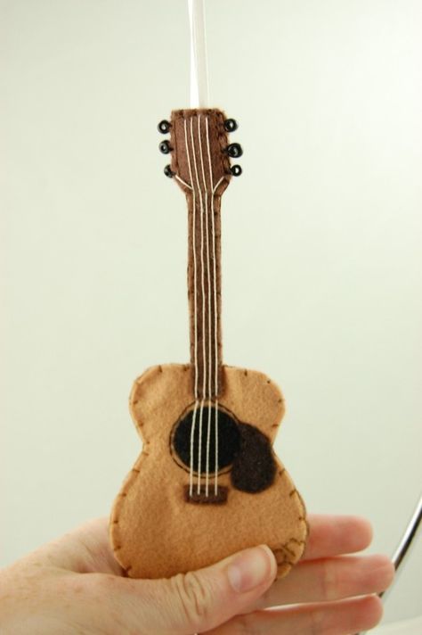 felt guitar ornament Felt Guitar, Make Stuffed Animals, Stitching Diy, Art Fil, Bookmark Pattern, Scarborough Fair, Diy Music, Felt Ornament, Felt Patterns