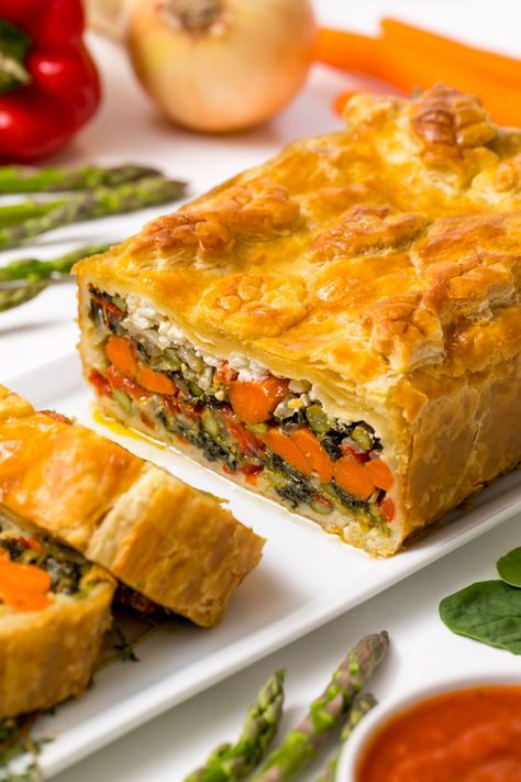 Vegetable wellington from MakeItGrateful.com - #thanksgiving #vegetables #vegetarianrecipes #vegetarian #casserole #casserolerecipes Vegetable Wellington, Vegetarian Main Dish, Spinach Puff Pastry, Thanksgiving Vegetables, Vegetarian Casserole, Thanksgiving Recipe, Vegetarian Main Dishes, Vegetarian Entrees, Cooked Carrots