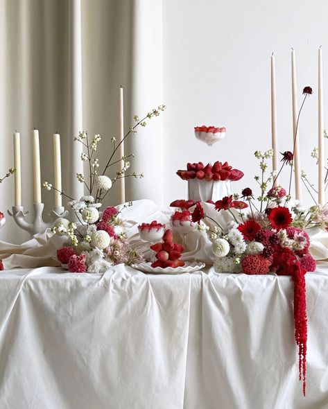 You can never have too many strawberries, especially when they’re buried in a snow-white setup 🍓 Strawberry Tablescape, White Setup, Strawberry Wedding, Wedding Chinese, Yalda Night, White Party Decorations, Chinese Wedding, Studio Design, White Party