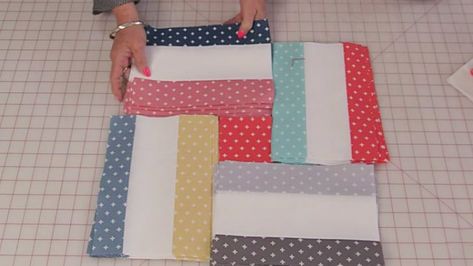 https://diyways.com/creating-the-jaw-dropping-optical-illusion-in-this-quilt-is-surprisingly-simple/ Best Sewing Projects, Quilt Tricks, Sheep Quilt, Woven Quilt, Quilt Videos, Kid Quilts, Fat Quarter Quilt, Jelly Rolls, Quilt As You Go