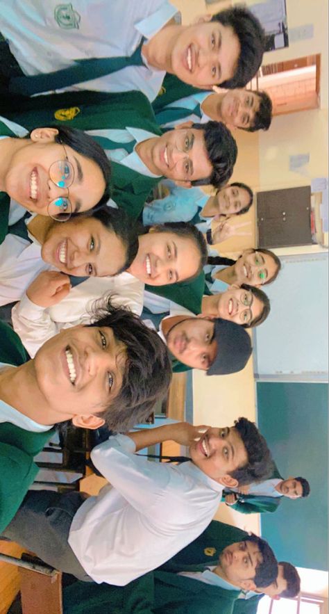 Indian School Farewell Aesthetic, Group Photos Indian, College Group Photos, Indian School Aesthetic, Dps School, College Snap, Farewell Pictures, College Friendship, Group Selfie