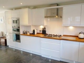 Kitchen Wood Worktop, Wood Worktop Kitchen, White Glossy Kitchen, High Gloss White Kitchen, High Gloss Kitchen Cabinets, Gloss Kitchen Cabinets, White Kitchen Paint, White Kitchen Inspiration, Glossy Kitchen