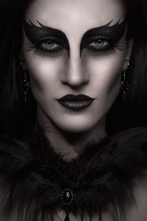 Black Swan Makeup, Extreme Make-up, Raven Costume, Fantasy Make-up, Halloweenský Makeup, Halloween Make-up Looks, Drag Make-up, Dark Beauty Magazine, Witch Makeup