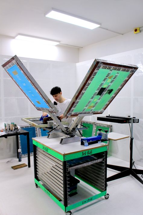 Screen Printing Room, Print Shop Design, Screen Printing Shops, Screen Printing Press, Screen Printing Studio, Design Studio Workspace, Diy Screen Printing, Screen Printing Art, Screen Printing Machine